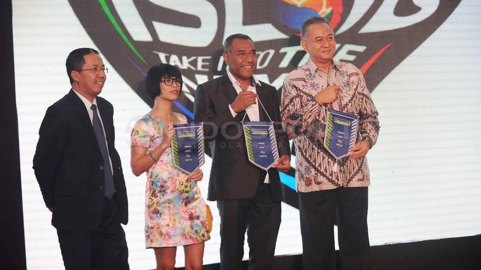 (Ki-ka): Sekjen PSSI Joko Driyono memberikan tanda kerja sama secara simbolis kepada perwakilan dari Nike, Bank Papua, dan BVSports.